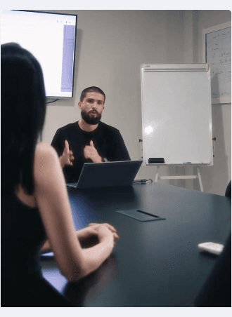 Alexsander Linz conduzindo uma consultoria comercial em reunião