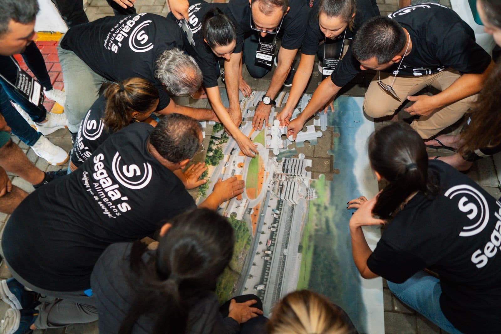 Equipe participando de uma dinâmica colaborativa em workshop